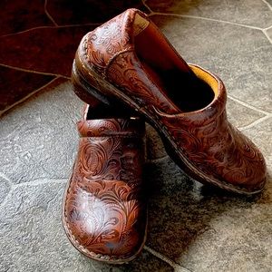 B.OC. Brown Leather Paisley Clogs, Brand New!! Size 8